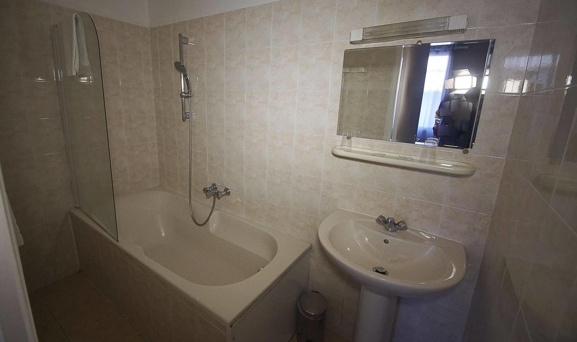 Hotel Le Derby Cagnes-sur-Mer Ngoại thất bức ảnh
